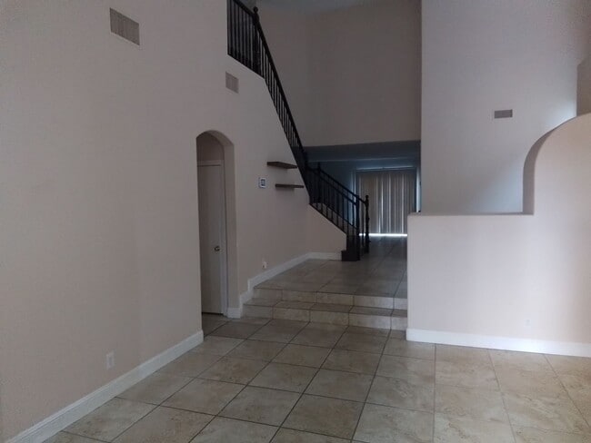 Building Photo - Spacious 4-Bed Single-Family Home in Las Vegas with Private Backyard