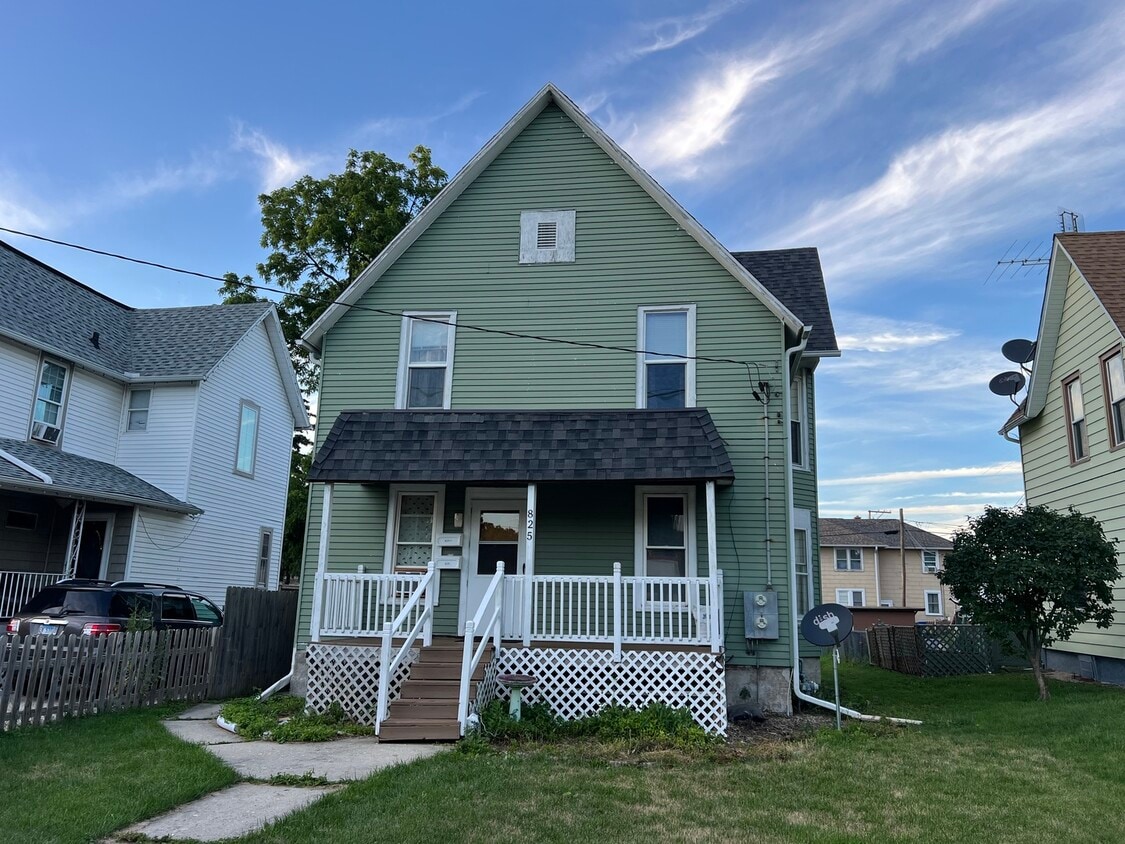 825 Grove St Unit UPPER, DeKalb, IL 60115 Condo for Rent in DeKalb, IL