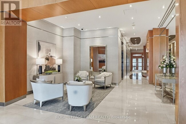 Building Photo - 38 Metropole Private