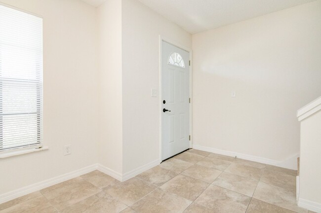Building Photo - Beautiful 2BR/1.5BA Townhome for rent Near...