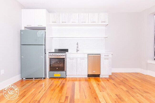 Foto del edificio - 245 Sullivan Pl