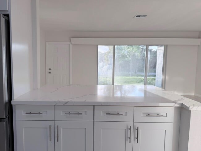 Building Photo - 231 NE 16th Ave