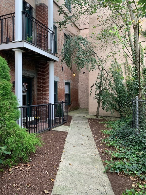Building Photo - 426 Mt Hope St