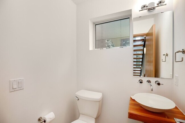 Foto del edificio - Stunning Modern 3 Bed / 2.5 Bath Townhome in Beautiful Maple Leaf Neighborhood
