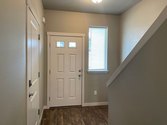Building Photo - Goregous 3 Bedroom Home Ready for Hot Summ...