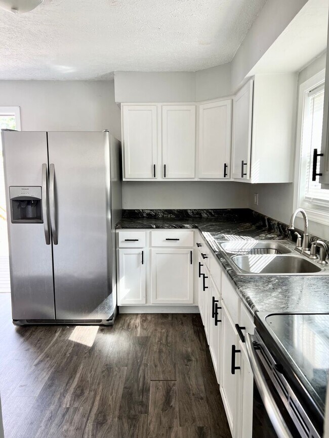 Building Photo - 2-Bedroom Gem with Oversized Garage and En...