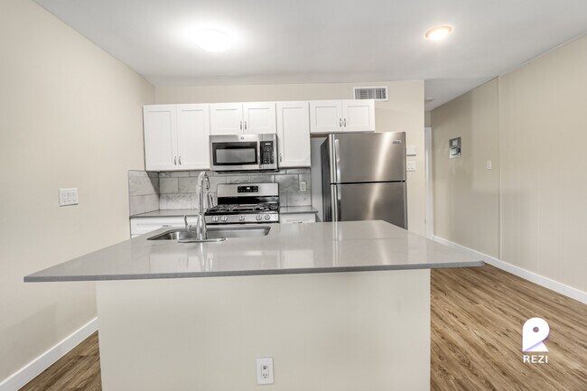 Building Photo - 902 Romeria Dr