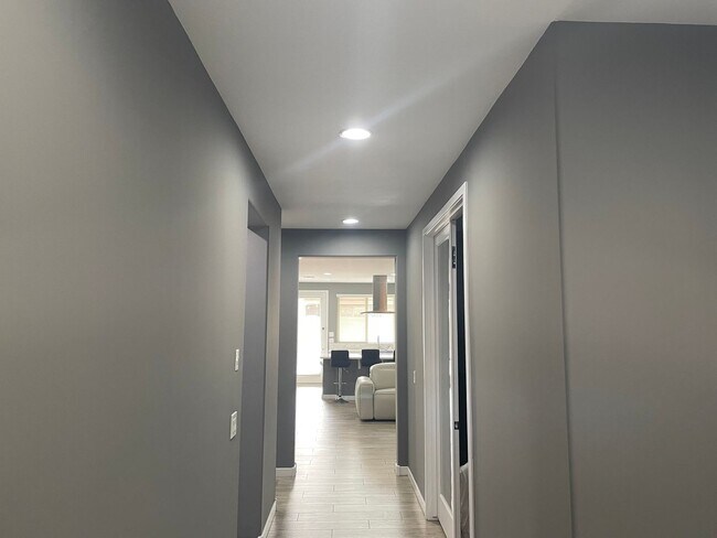 Building Photo - BEAUTIFUL 2 BEDROOM/ 2 BATHROOM PLUS DEN