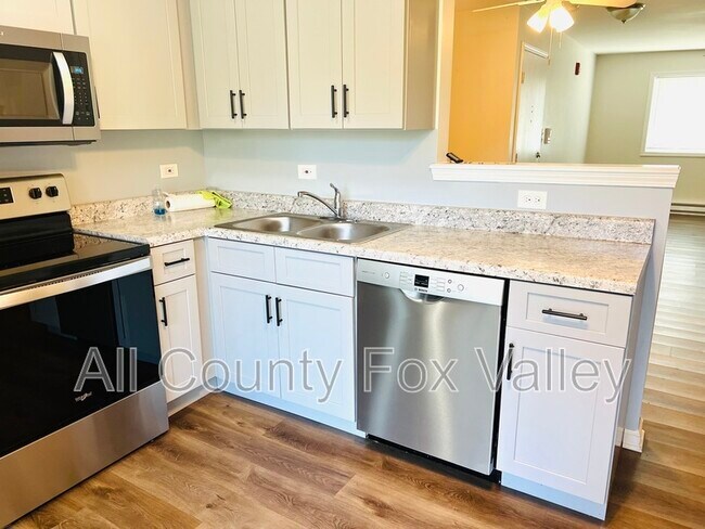 Building Photo - 170 S Waters Edge Dr