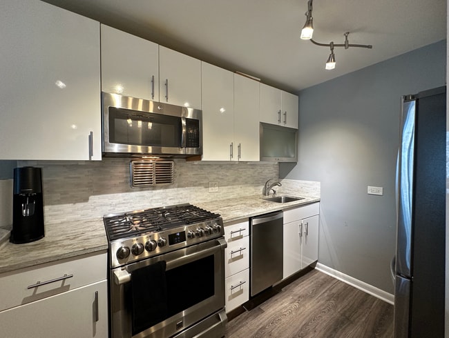 Building Photo - 400 E Randolph St