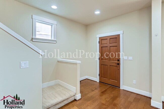 Foto del edificio - Price just Lowered!!  Great Craftsman home...