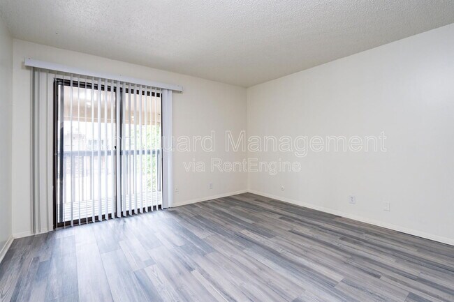 Foto del edificio - 2756 N Charles Ave