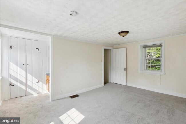 Building Photo - 2261 Valley Rd