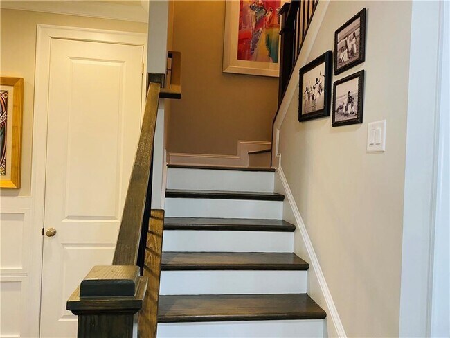 Building Photo - 345 Bailey Walk