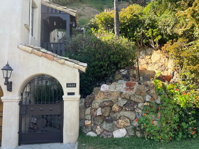 Foto del edificio - 7875 Hillside Ave