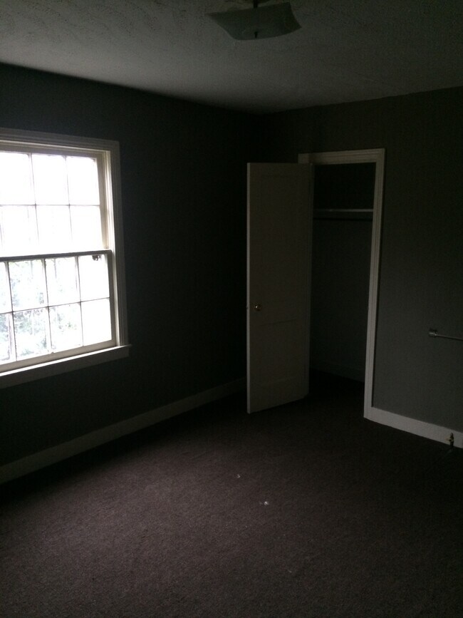 Ventana del dormitorio delantero - 375 Columbus St