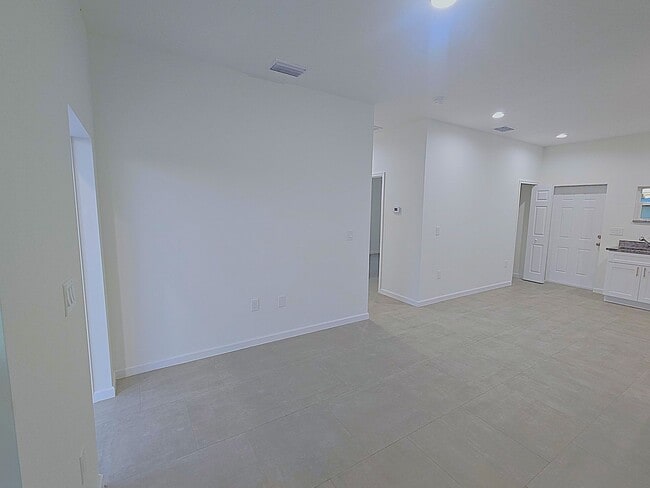 Building Photo - 2/2/1-Great Location- SW Lehigh Acres