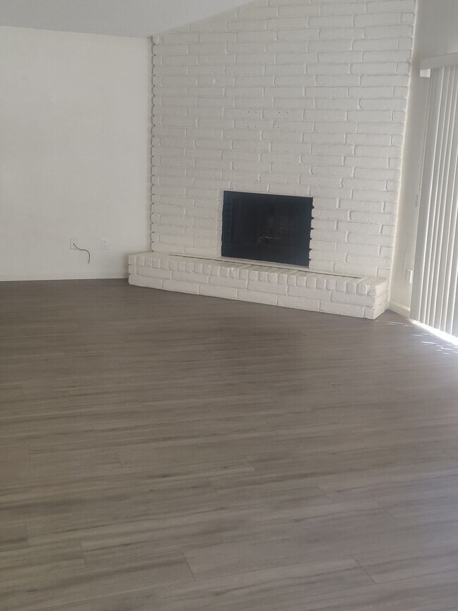 Building Photo - 3 bedroom 2 Bathroom