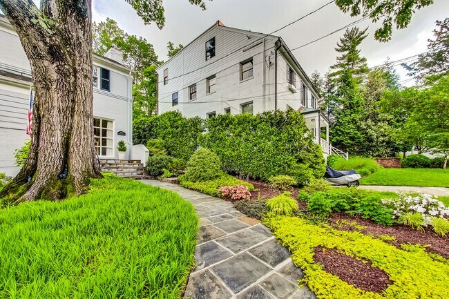 Foto del edificio - COMING SOON - Stunning 4 bed + 2 full & 2 1/2 bath Classic in NW DC