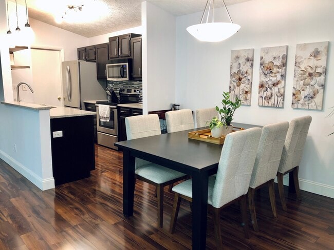 Building Photo - 8859 Eagleview Dr