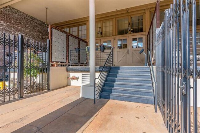 Foto del edificio - 1/2 OFf FIRST Full MONTH!! Amazing studio in the William Farrington Buildiing.  UTILITIES INCLUDE...
