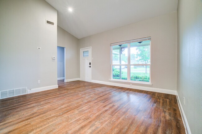 Foto del edificio - 2608 Driftwood Dr