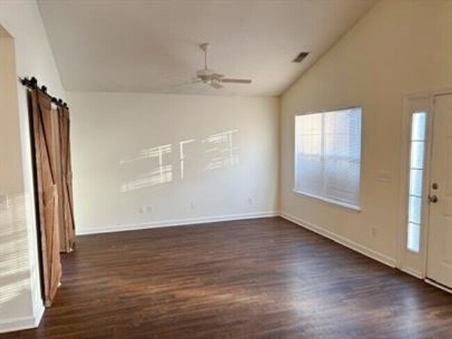 Foto del edificio - ? For Rent: Beautiful 3 Bedroom, 2 Bath Home located at the farm?