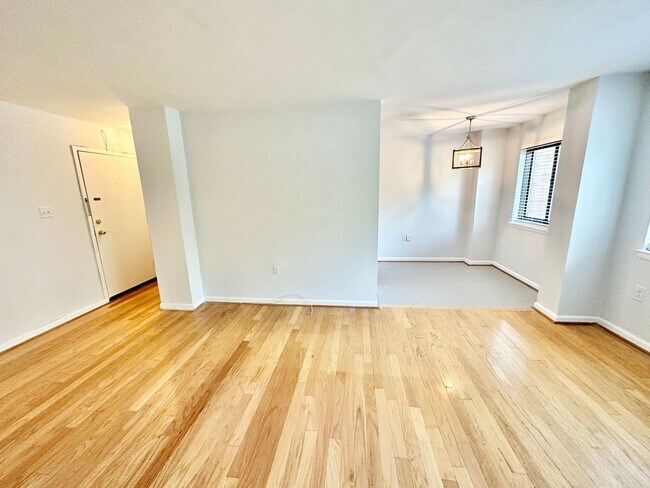 Foto del edificio - Spacious One Bedroom Condo In the Heart of Dupont - 17th/New Hampshire.