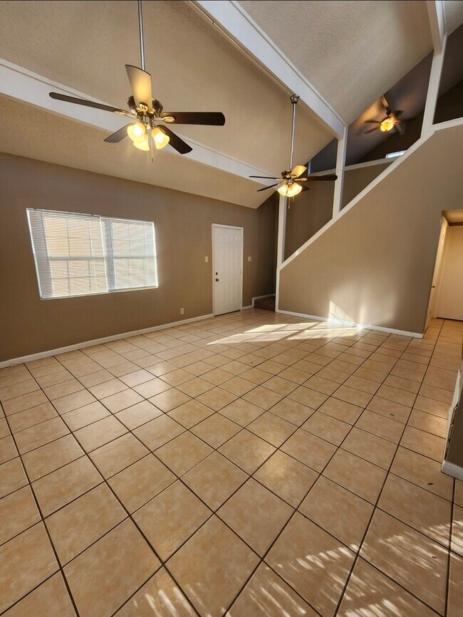 Foto del edificio - 3 bed 2 bath 2 story townhome, 1 carport