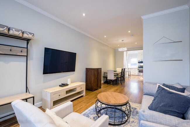 Foto del edificio - 1421 Hopkins St NW