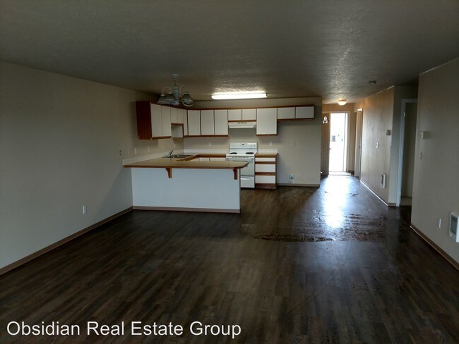 Building Photo - 562 NE Larch Ave