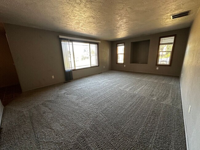 Building Photo - Three Bedroom Home in Keizer