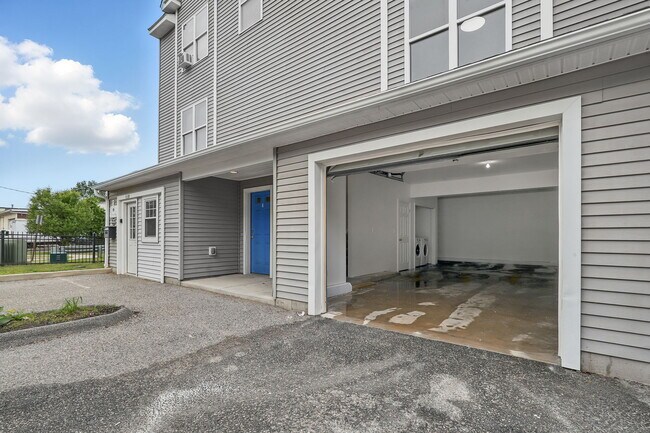 Building Photo - 62 Chestnut St