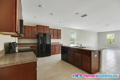 Building Photo - Massive 5 bedroom Riverview Rental