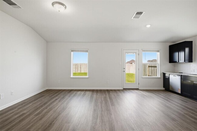 Foto del edificio - 121 Honey Bee Rd