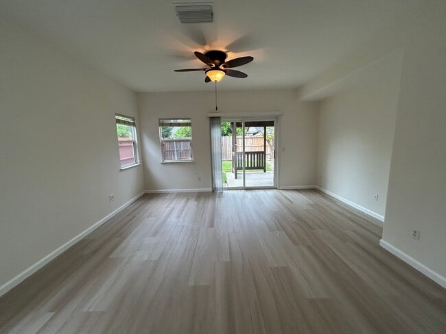 Foto del edificio - 2541 Carnival Dr