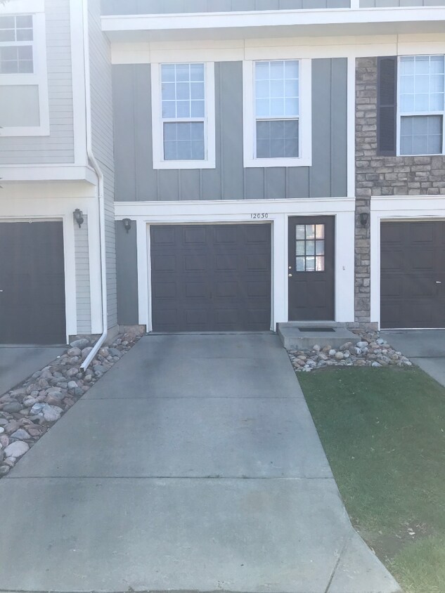 Foto principal - Beautiful 2BR/1.5B Town Home! AVAIL 09/15
