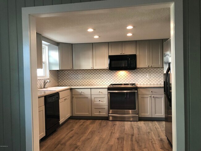 Foto del edificio - 2132 Bay Rd