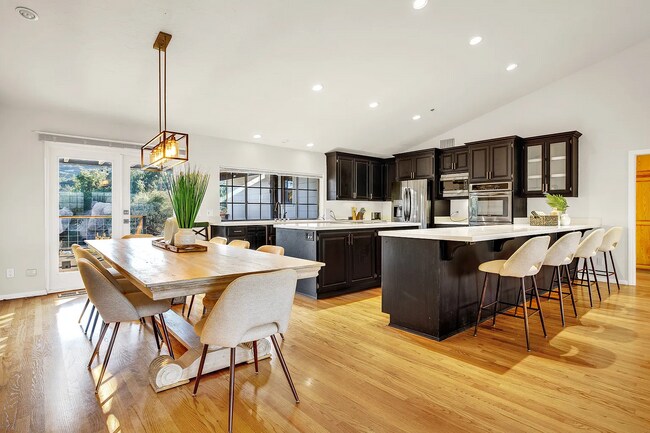 Foto del edificio - 21245 Old Oak Rd