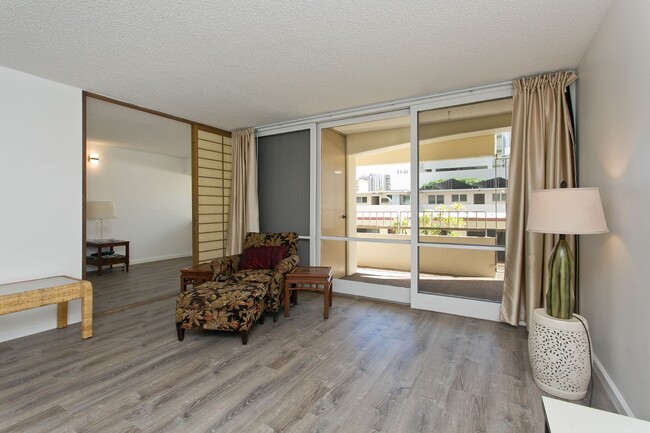 Building Photo - Waikiki 2 BD w/ Parking and Washer/Dryer i...