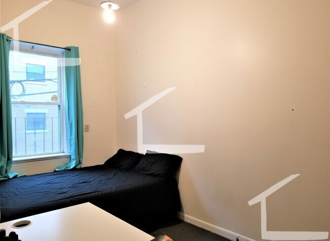 Photo - 3 bed1bath unit in Fenway is available in 9/1 House