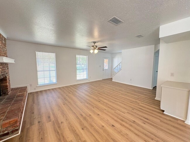 Building Photo - 208 Avon Ct