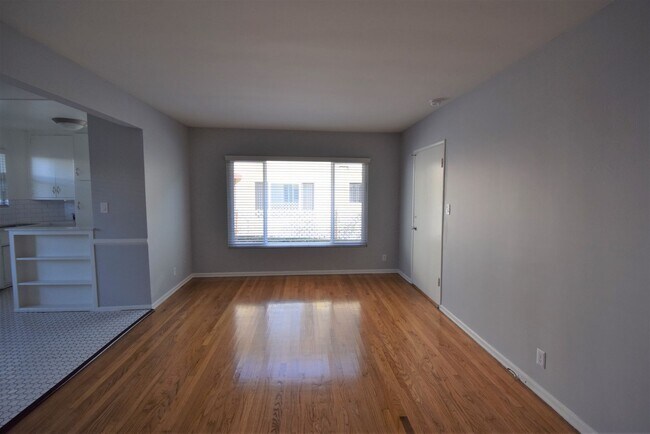 Foto del edificio - 823-25 S Orange Grove Avenue