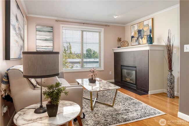 Building Photo - Beautiful Views, 5 Piece Bath, Private Pat...