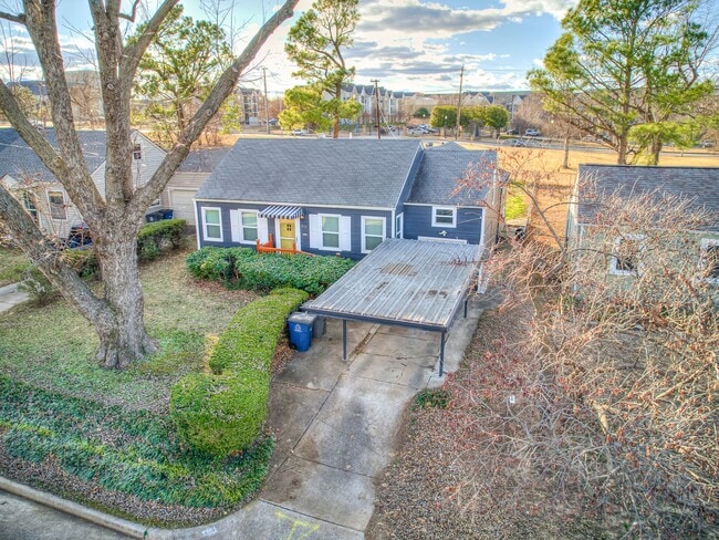 Building Photo - 458 S Indianapolis Ave