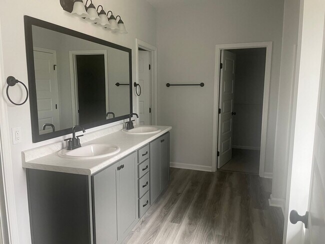 Foto del edificio - FOR RENT