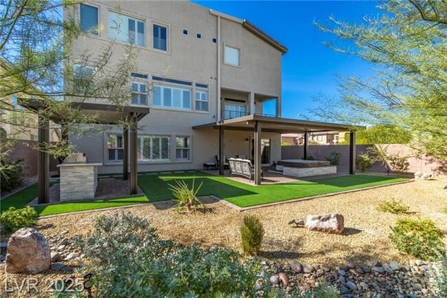 Foto del edificio - Modern Tri-Level Home with Dual Primary Suites, Rooftop Deck & Outdoor Oasis