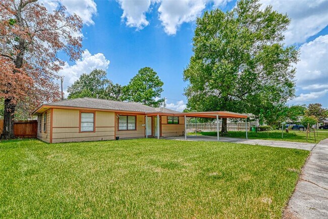 Foto del edificio - 3530 Burgundy Ln