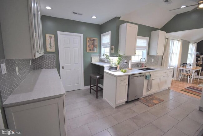 Building Photo - 8811 Badger Dr