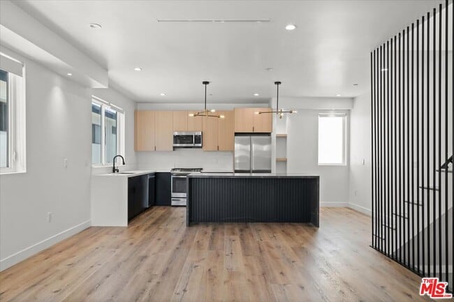 Foto del edificio - 841 N McCadden Pl